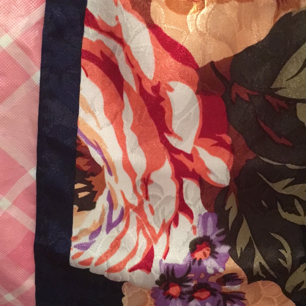🎈SALE🎈🧣SCARF #3 “VIVID ROSES”🧣 - Picture 8 of 9